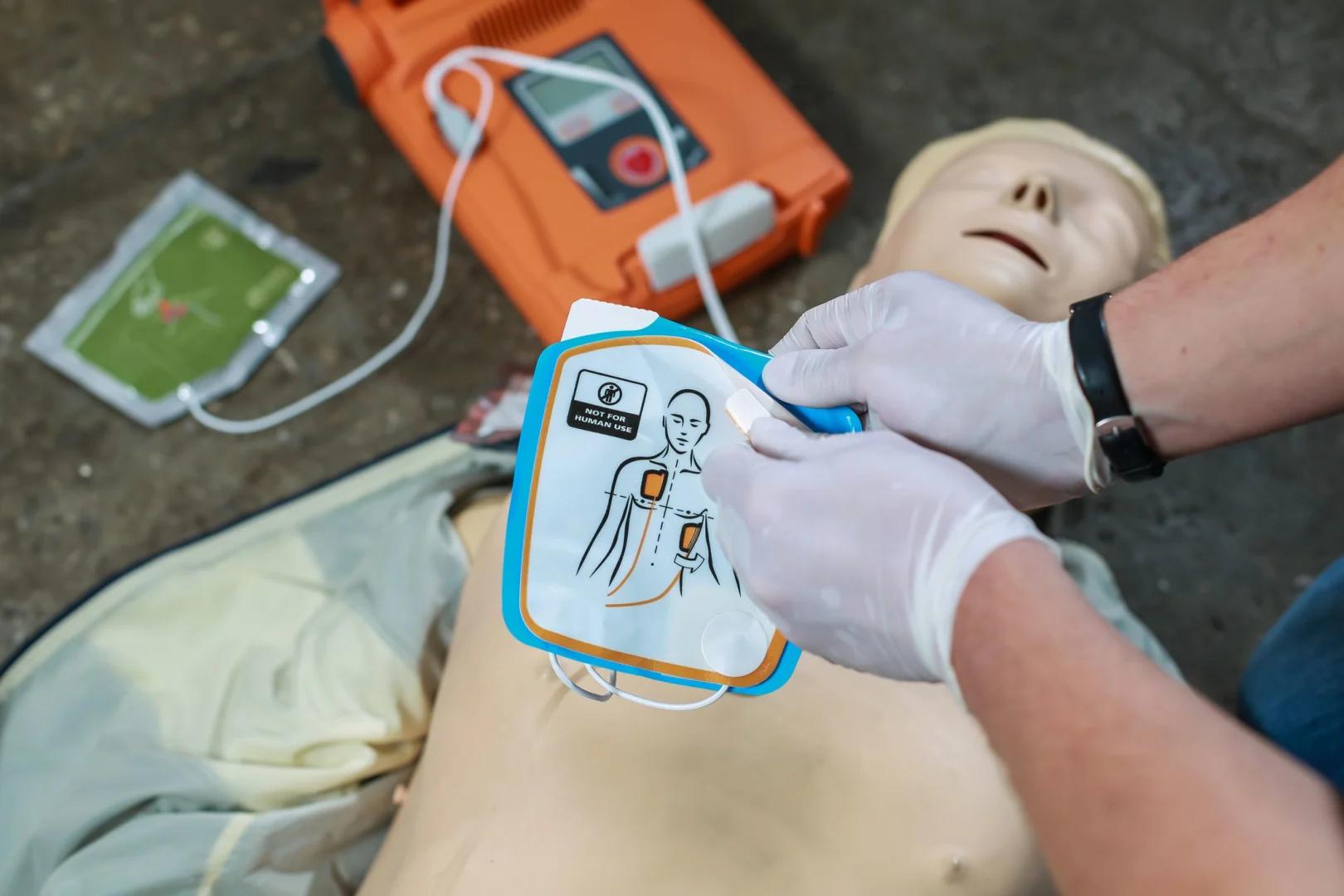 Israel Education Ministry ordered 1,556 defibrillators installed in all schools with over 500 children in preparation for children's vaccine campaign