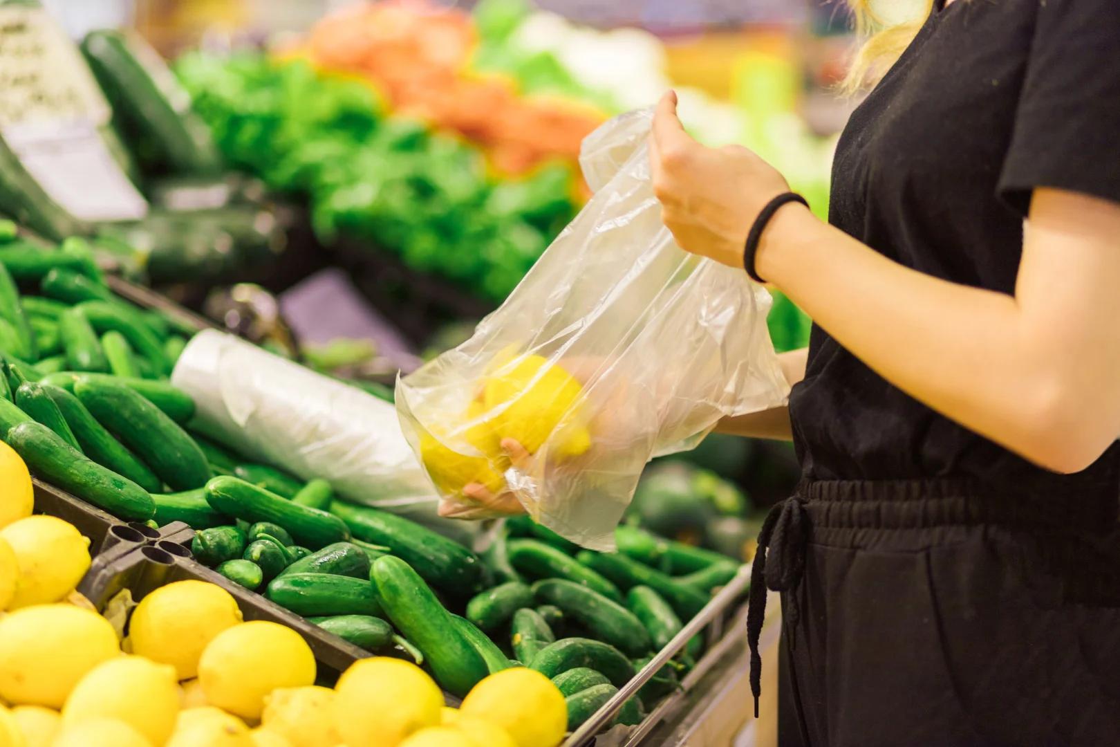 Study: Plastic shopping bags less harmful to environment than cotton bags