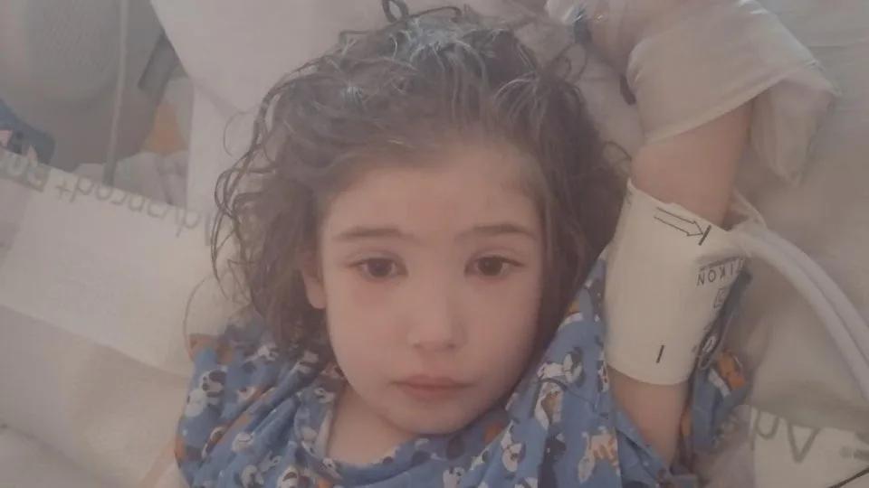 Hospital de Kansas ciega a niña con medicamento al que los padres se oponían