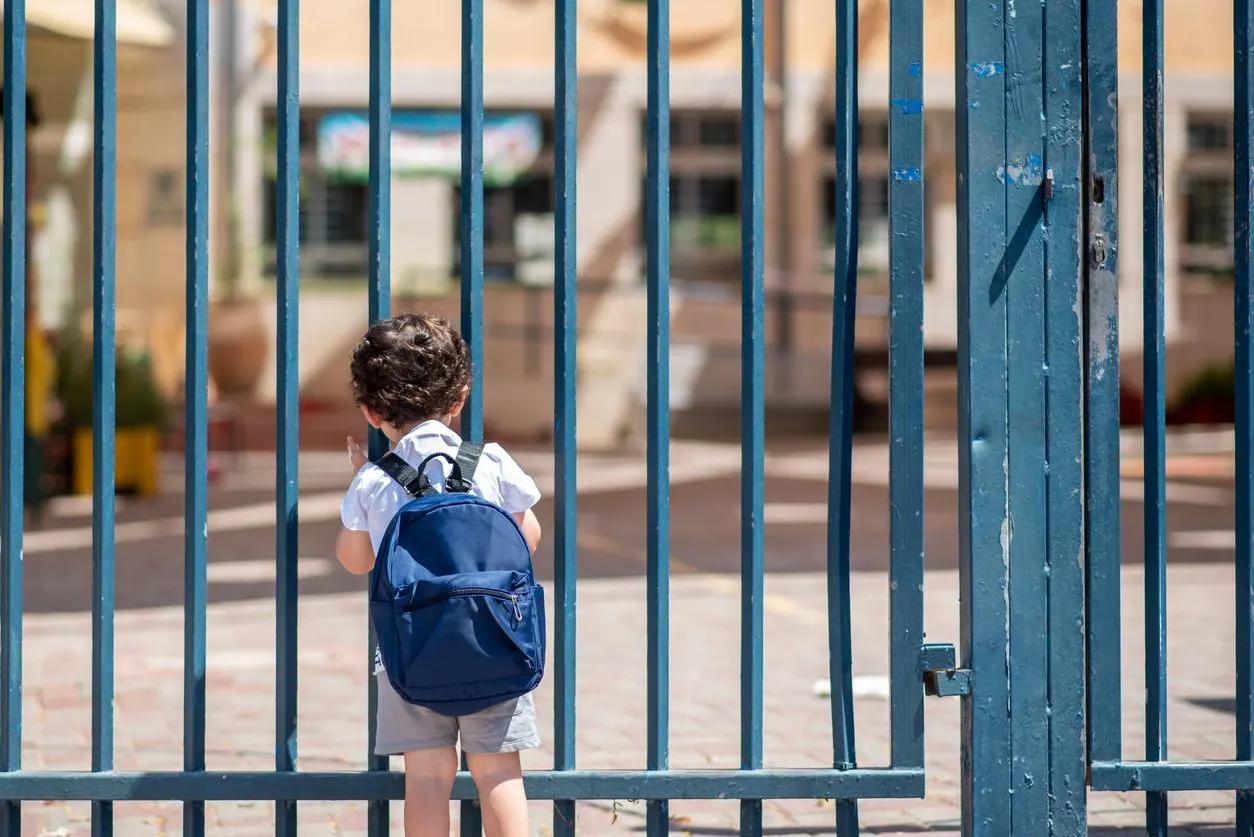Israel resumes school closures