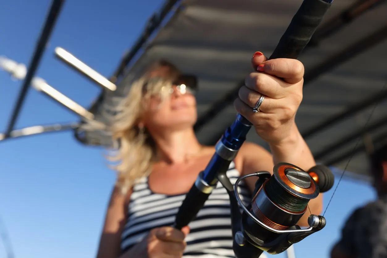 Reino Unido: Equipo femenino de pesca expulsa a miembro masculino del equipo